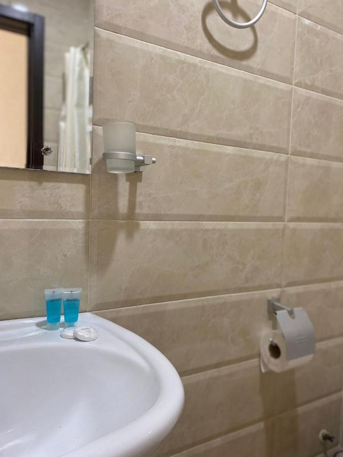Hotel Saburtalo Roni 第比利斯 外观 照片